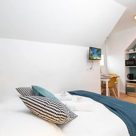 Le Tiny Apartment *